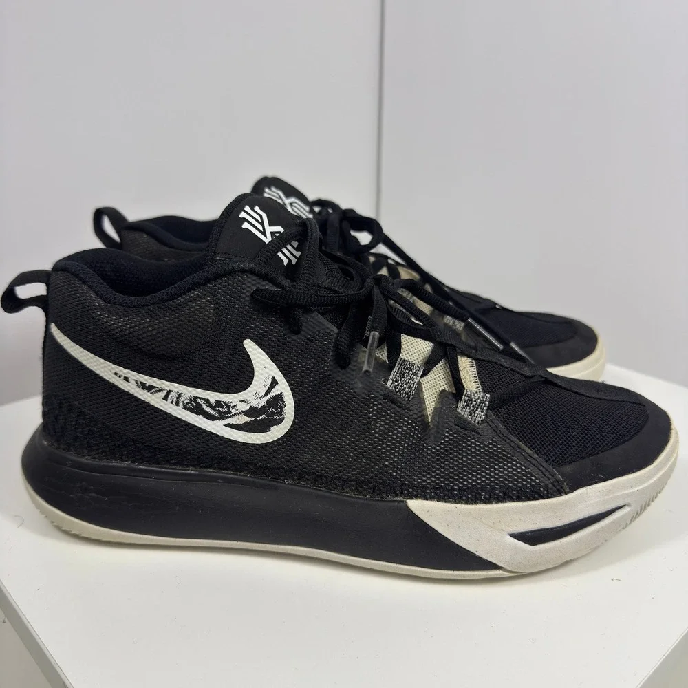 Nike Kyrie Flytrap 6 GS Youth Size 7Y Black White Basketball Shoes DQ8094-009
